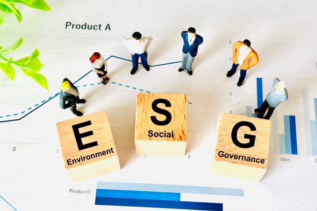 ESGのイメージ画像
Environment Social Governanceの対応について人々が検討している様子